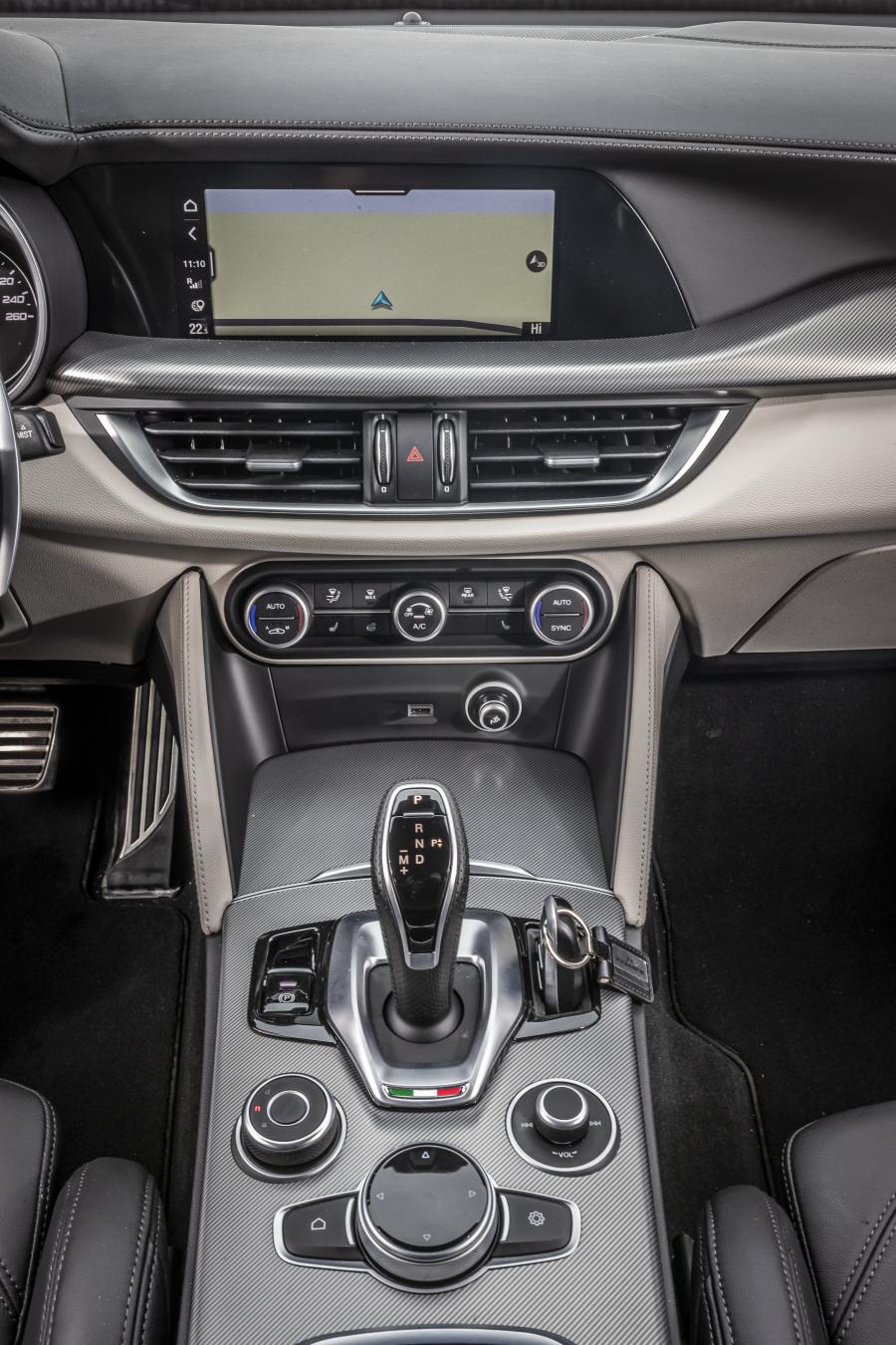 Детали интерьера Alfa Romeo Giulia Veloce Q4 (952) 2019 года  (фото 23 из 30)